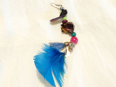 Arete solitario flor emplumada